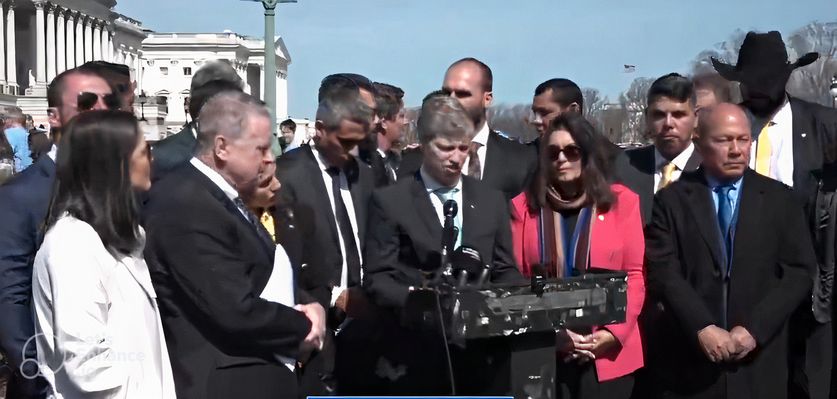 Expulsos do Capitólio: deputados brasileiros viram piada nos EUA com discurso conspiratório e púlpito de isopor